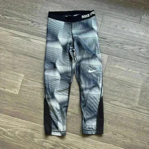 🌸4/$30🌸nike |  DRI Patterned Crop Leggings - Picture 1 of 11